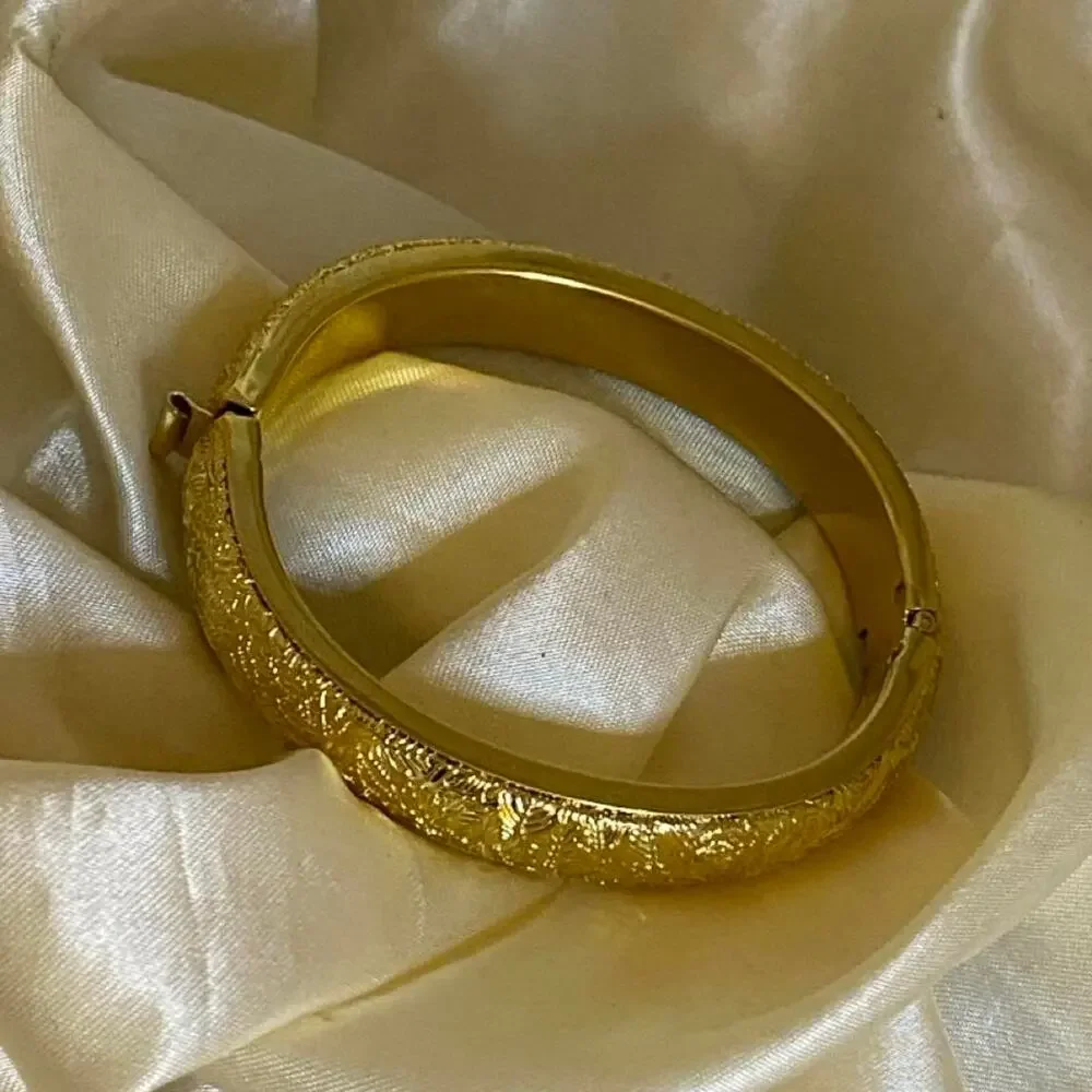 Beautiful Vintage Monet gold tone hinged Floral design bangle bracelet No Scuffs